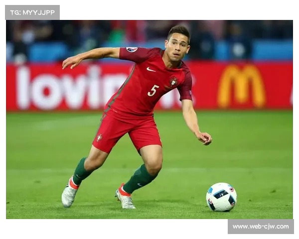 拜仁格雷罗任意球击中门柱 展现多样化定位球战术