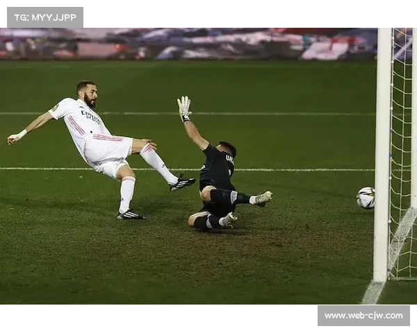 阿森西奥主罚角球时被看台投掷物击中倒地，德比安全引关注