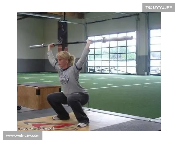 石龙体校训练馆日常：防滑粉味中，少年日复一日重复蹲举挺举